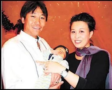 那英在演唱上戴260万戒指。没想到当她与观众握手时,被带走了 高峰那英结婚了吗_高峰那英老公_那英和高峰