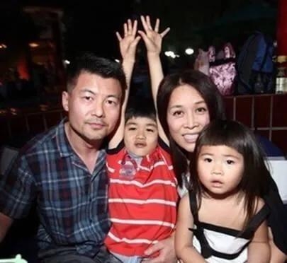 那英在演唱上戴260万戒指。没想到当她与观众握手时,被带走了 那英和高峰_高峰那英老公_高峰那英结婚了吗