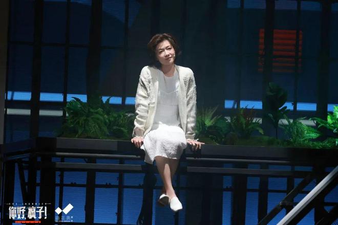 饶晓志导演,万茜、韩庚领衔主演,悬疑话剧《你好,疯子! 领衔主演和特别主演有啥区别_领衔主演什么意思_领衔主演