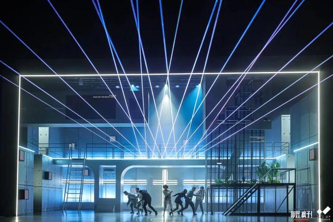 饶晓志导演,万茜、韩庚领衔主演,悬疑话剧《你好,疯子! 领衔主演什么意思_领衔主演_领衔主演和特别主演有啥区别