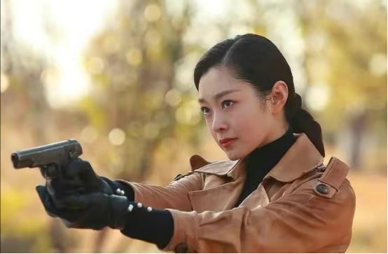 谍战剧《蜂巢》迎来曙光,宋轶韩栋领衔主演,老戏骨姚刚加盟 领衔主演_领衔主演和特别主演的区别_领衔主演和特别主演有啥区别