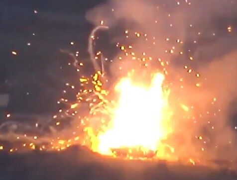 沙特M1A2坦克在也门被击毁 炮塔腾起巨大火球(图)