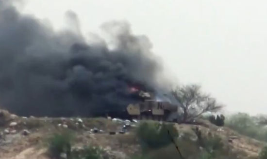 沙特M1A2坦克在也门被击毁 炮塔腾起巨大火球(图) 第二辆坦克的灭火抑爆系统和泄压阀起了作用,弹药燃烧冒出滚滚浓烟,但是没有发生殉爆