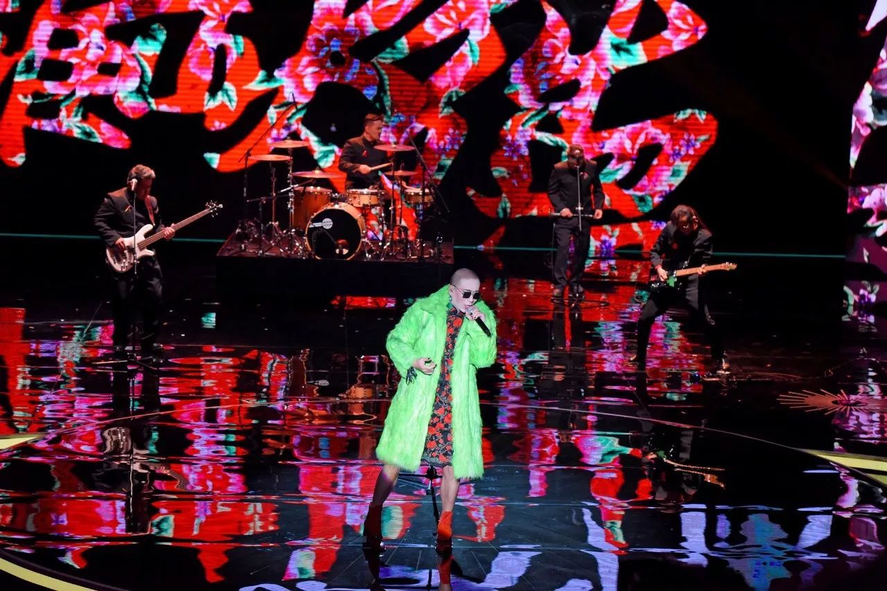 二手玫瑰金马现场演唱入围歌曲《社会嗑》,东北之光闪耀台湾! 入围金马奖是什么意思_入围金马奖_金马入围