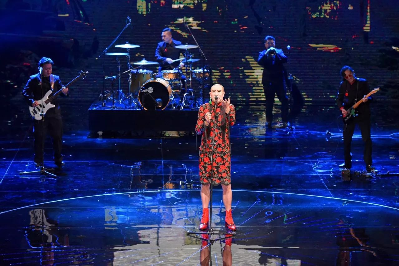 二手玫瑰金马现场演唱入围歌曲《社会嗑》,东北之光闪耀台湾! 入围金马奖是什么意思_入围金马奖_金马入围