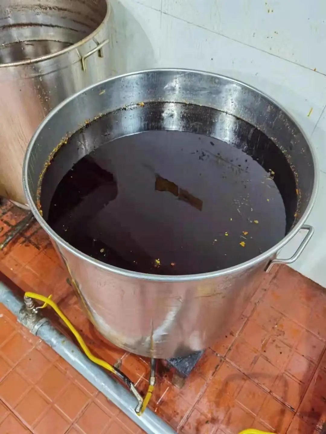 火锅店熬制使用地沟油被判赔2289余万元!2年卖出近5万锅 图片