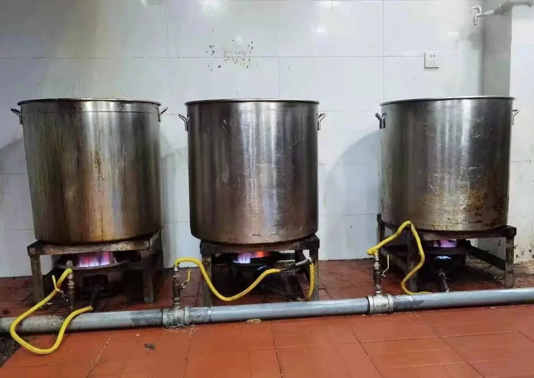 火锅店熬制使用地沟油被判赔2289余万元!2年卖出近5万锅 图片