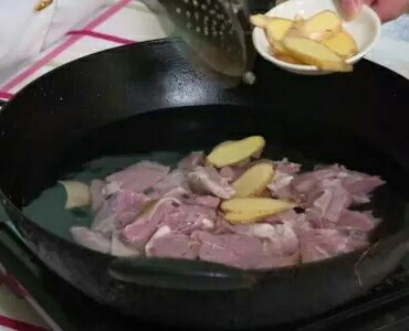 羊肉汤如何煲不膻 炖羊肉放什么调料_炖羊肉三放三不放_如何炖羊肉