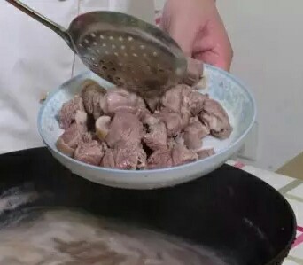 羊肉汤如何煲不膻 如何炖羊肉_炖羊肉三放三不放_炖羊肉放什么调料