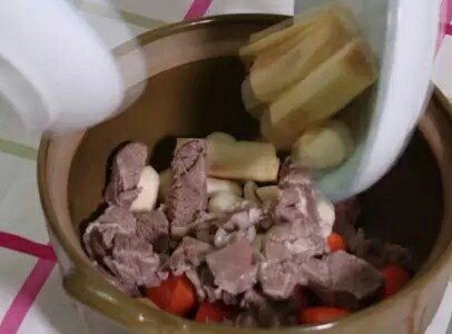 羊肉汤如何煲不膻 炖羊肉放什么调料_如何炖羊肉_炖羊肉三放三不放