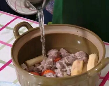 羊肉汤如何煲不膻 炖羊肉放什么调料_如何炖羊肉_炖羊肉三放三不放