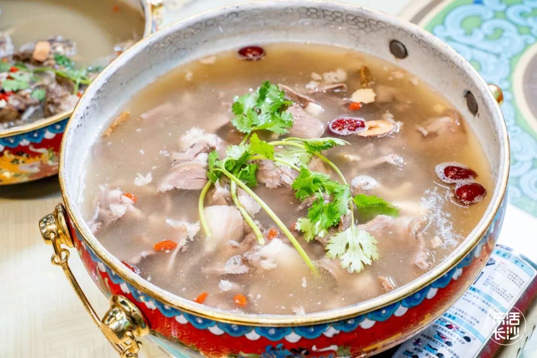 羊肉汤怎么做好吃又简单的做法 羊排放清水泡去血水多换几次水 如何炖羊肉_炖羊肉放什么调料_炖羊肉怎么炖好吃又烂无膻味