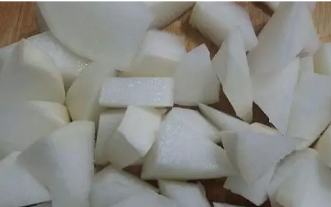 羊肉汤怎么做好吃又简单的做法 羊排放清水泡去血水多换几次水 如何炖羊肉_炖羊肉放什么调料_炖羊肉怎么炖好吃又烂无膻味