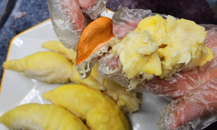 买榴莲,别挑开裂的,教你6招,挑出“母”榴莲,皮薄肉厚香又甜 榴莲肉放冰箱可以放几天_榴莲肉_榴莲肉有点硬怎么变软