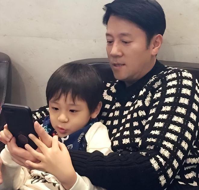 55岁蔡国庆官宣喜讯:这辈子最幸运的事,就是在路上捡到一个老婆 蔡国庆_蔡国庆老婆_蔡国庆歌曲