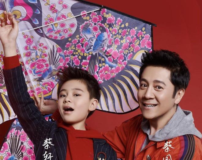 55岁蔡国庆官宣喜讯:这辈子最幸运的事,就是在路上捡到一个老婆 蔡国庆老婆_蔡国庆歌曲_蔡国庆