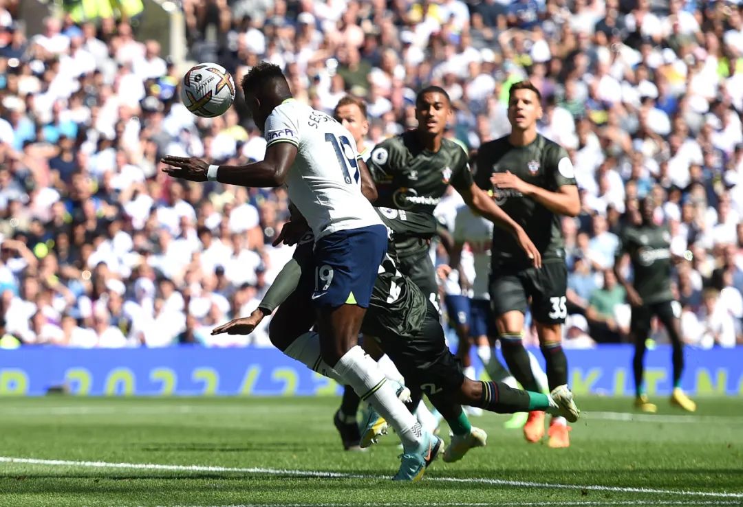 热刺大胜登顶,切尔西小胜利物浦爆冷丨第1轮 图片