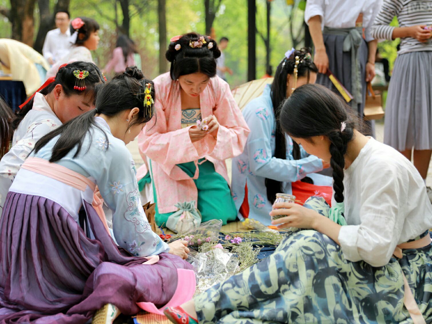 福州再现花朝节传统习俗 汉服“走红” 花朝节_越夕花朝_未到花朝一半春