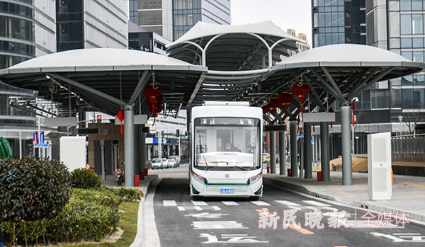图说：富有设计感的新城公交车站。陈梦泽 摄