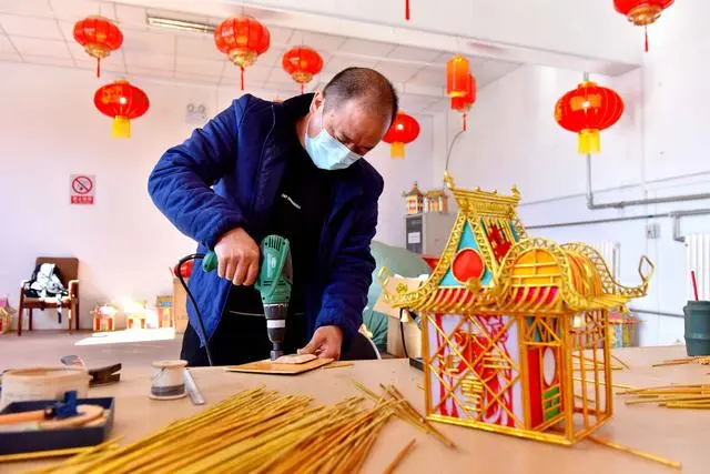 元宵节“戏楼灯笼”点亮中国匠人美好生活新期盼 元宵灯笼手工制作方法视频_元宵灯笼怎么做_元宵灯笼