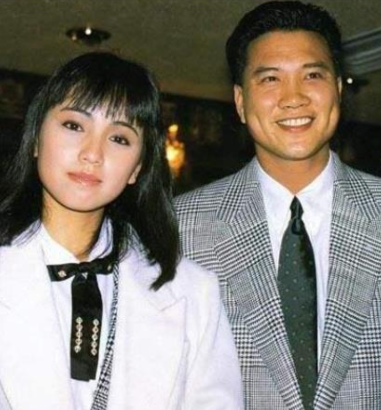 万梓良,对前妻掏心掏肺,45岁娶粉丝当爸爸,把普通妻子当成宝 万梓良_万梓良老婆_万梓良巨人