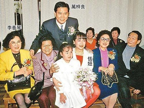 万梓良,对前妻掏心掏肺,45岁娶粉丝当爸爸,把普通妻子当成宝 万梓良巨人_万梓良_万梓良老婆