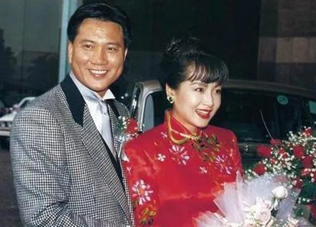 万梓良,对前妻掏心掏肺,45岁娶粉丝当爸爸,把普通妻子当成宝 万梓良_万梓良巨人_万梓良老婆