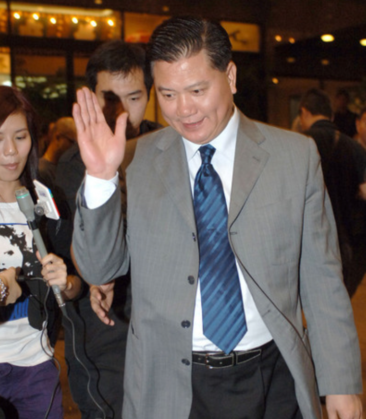 万梓良,对前妻掏心掏肺,45岁娶粉丝当爸爸,把普通妻子当成宝 万梓良_万梓良巨人_万梓良老婆