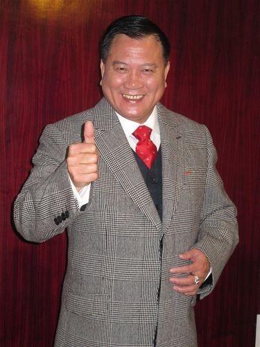 万梓良,对前妻掏心掏肺,45岁娶粉丝当爸爸,把普通妻子当成宝 万梓良_万梓良巨人_万梓良老婆