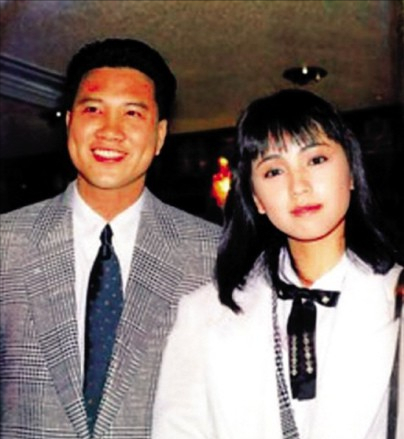 万梓良,对前妻掏心掏肺,45岁娶粉丝当爸爸,把普通妻子当成宝 万梓良巨人_万梓良老婆_万梓良