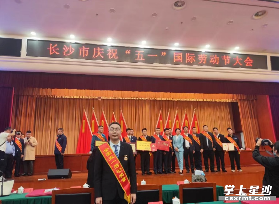 停课一周、没有作业,长沙这些中学生变身劳动者服务校园 长沙财经学校_长沙财经学校好吗排名第几_长沙财经学校怎么样2020