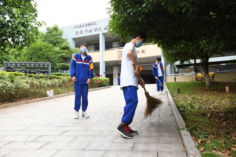 停课一周、没有作业,长沙这些中学生变身劳动者服务校园 长沙财经学校好吗排名第几_长沙财经学校_长沙财经学校怎么样2020