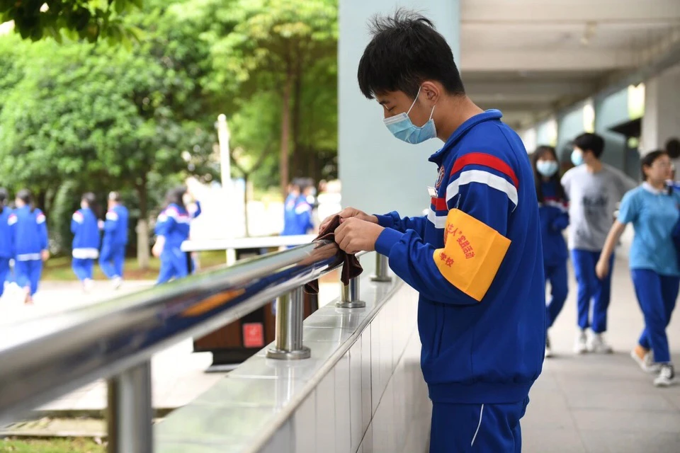 停课一周、没有作业,长沙这些中学生变身劳动者服务校园 长沙财经学校怎么样2020_长沙财经学校好吗排名第几_长沙财经学校