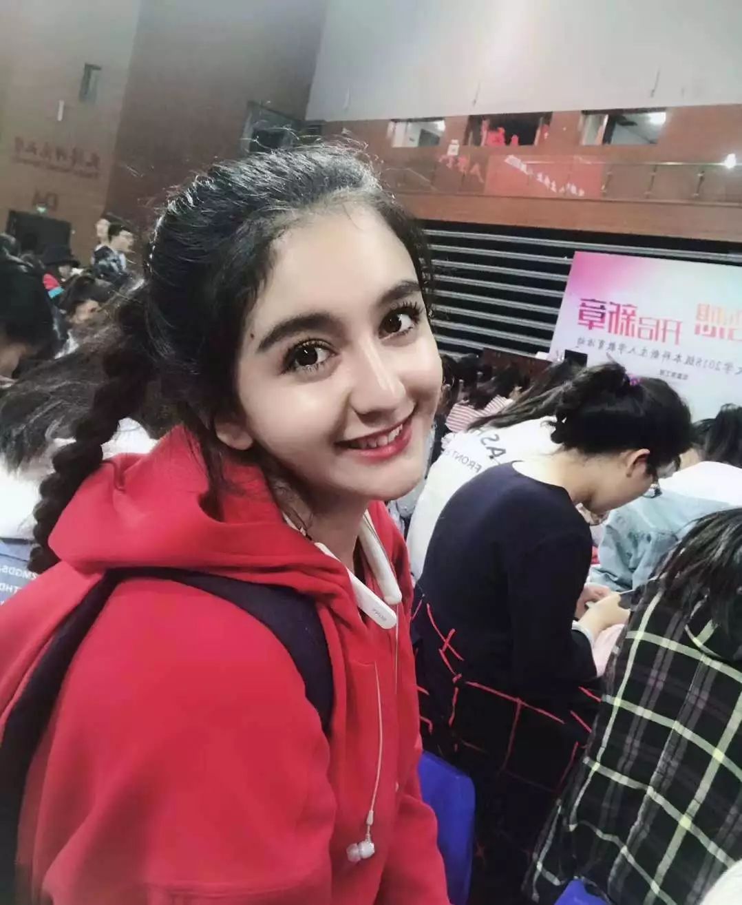 维族姑娘努尔菲娅:远不止美丽 维族姑娘_维族姑娘简谱_歌曲维族姑娘