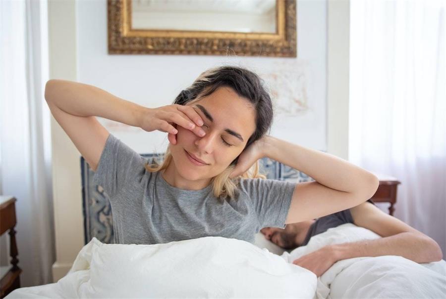 经常赖床不起，对身体伤害大，克服赖床只需4招