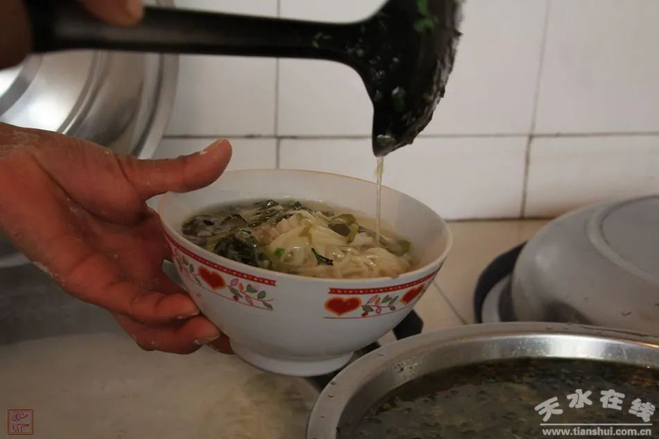 天水人看过来!盛夏时节,浆水喝起来,浆水面吃起来! 浆水面的浆水怎么炝_浆水面的浆水怎么做_浆水