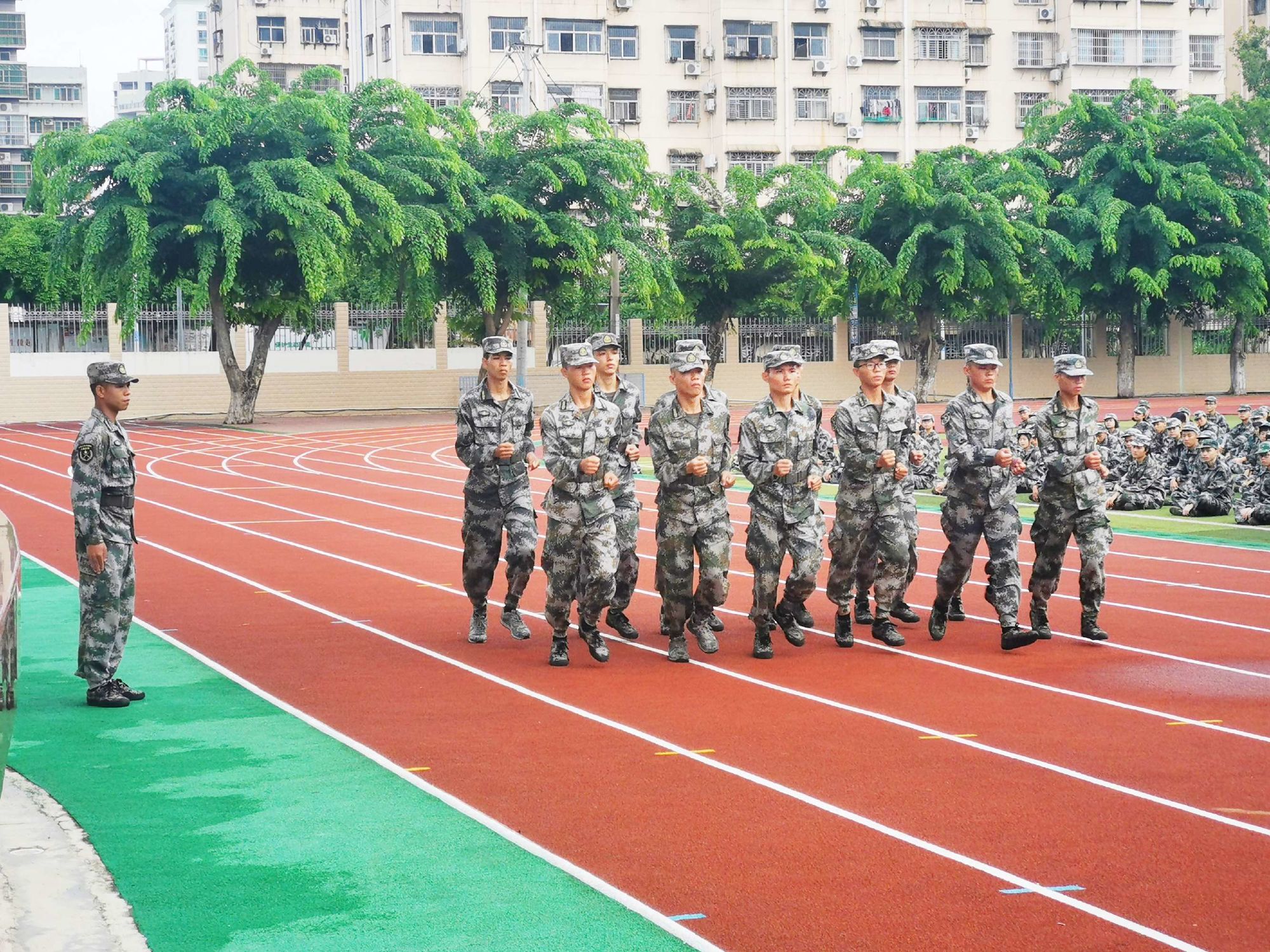 站军姿、齐步走……一起听听青岛多所学校师生们的军训故事 军训_军训夏令营_军训第四天军训感言
